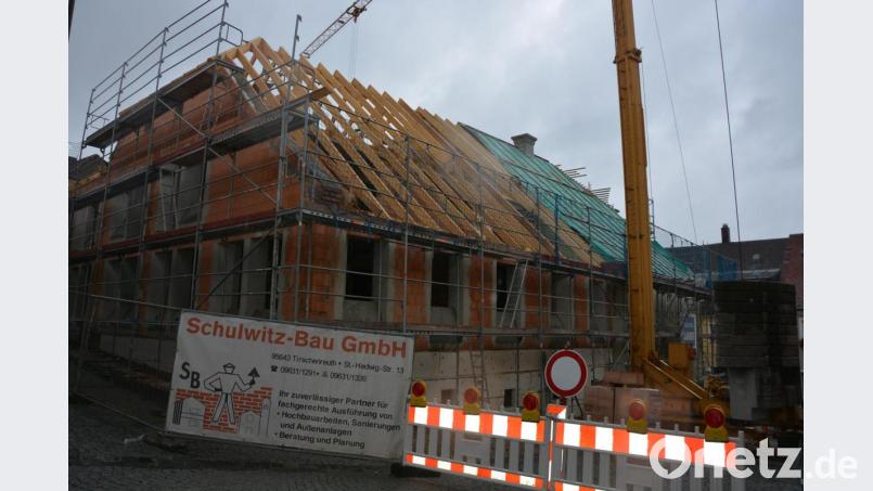 Zehn altersgerechte und barrierefreie Wohnungen entstehen derzeit in der Koloman-Maurer-Straße in Tirschenreuth. Jetzt fand das Richtfest statt, zum 1. Mai kommenden Jahres sollen die Wohnungen bezogen werden können. Insgesamt werden 3,7 Millionen Euro in den Bau investiert. Bild: jr