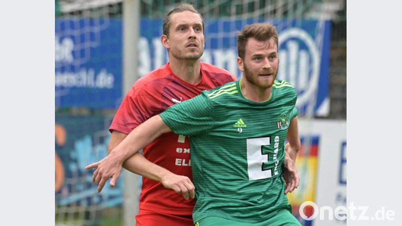 Gegen den ASV Cham (links hinten der Ex-Amberger Michael Plänitz) gab’s ein 0:0, danach holte die DJK Ammerthal zwei Siege mit insgesamt zehn Treffern. Jonas Grunner (rechts) wird hier von ASV-Abwehrchef Plänitz abgeschirmt. Bild: ref