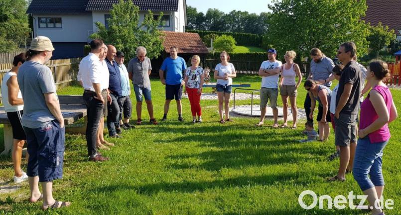 Bereits im Juni haben sich Bürgermeister Andreas Wutzlhofer, Außendienstleiter Karl Frey und Stadträte mit Ober- und Unterlinder Bewohnern auf Einladung des CSU-Ortsverbands Oberlind getroffen, um über die Neugestaltung des Spielplatzgeländes zu diskutieren. Bild: dob