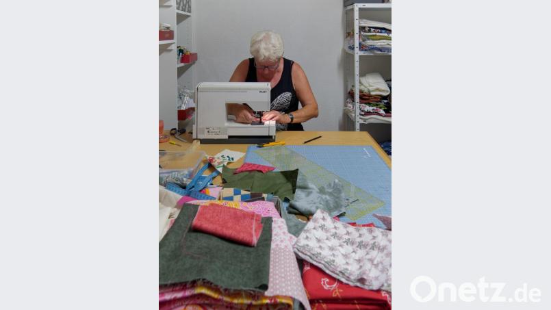 Im Keller hat die Kunsthandwerkerin ihre Werkstatt eingerichtet. Hier ist sie mindesten einmal am Tag und arbeitet an einer Decke oder einem Wandbild. Bild: tr