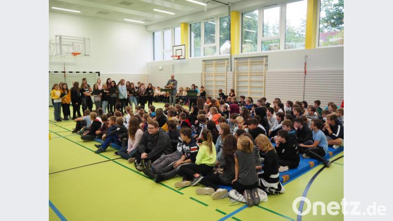 Die Schüler sind bei der Feier dabei. Bild: krb