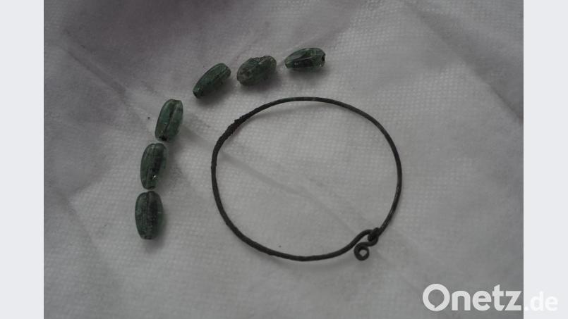 Standardisierte Grabbeigaben für Mädchen und Frauen waren um das Jahr 900 solche Vierpass-Perlen und große Ringe, die als Kopfschmuck dienten. Bild: bl