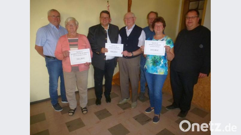 Die Vertreter des KLB-Ortsverbandes übergaben die Spenden an Diözesanseelsorger Udo Klösl (Dritter von links). Pfarrer Markus Urban (rechts) freute diese Unterstützung. Bild: mad