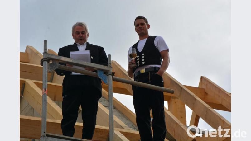 Zimmerermeister Hans Hecht (links) beim Richtspruch des 3,7 Millionen teuren Neubauprojekts in der Innenstadt von Tirschenreuth. Jetzt wurde Halbzeit des Bauwerks gefeiert Bild: jr