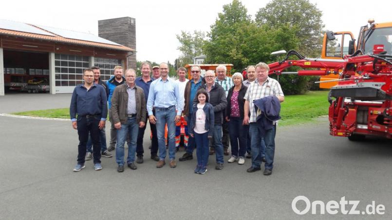 Die Besuchergruppe der Freien Wähler Konnersreuth um Vorsitzenden Max Bindl (Vierter von links) und Landratskandidaten Ely Eibisch (Siebter von links) beim Rundgang über den Kreisbauhof. Bild: exb/Max Bindl