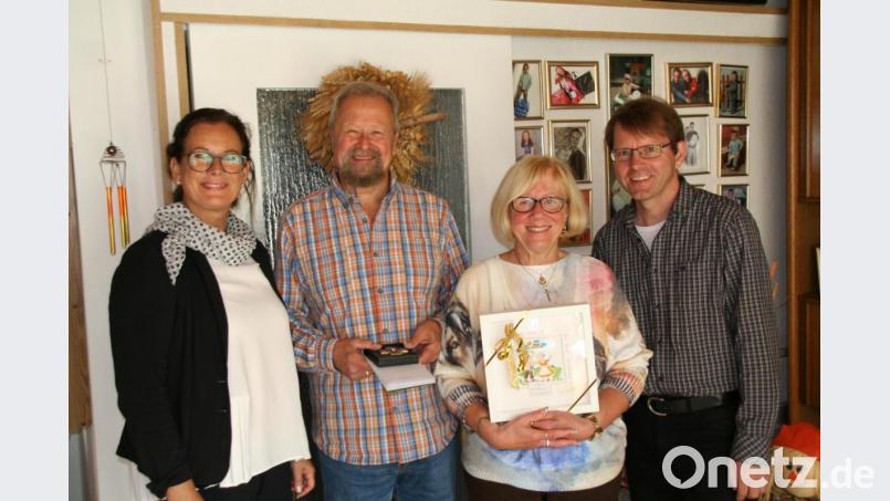 Günther und Annette Sommerer (Bildmitte) sind seit 50 Jahren verheiratet. Zur Goldenen Hochzeit gratulierten Bürgermeisterin Friederike Sonnemann (links) und Pfarrer Andreas Kraft (rechts). Bild: fpoz