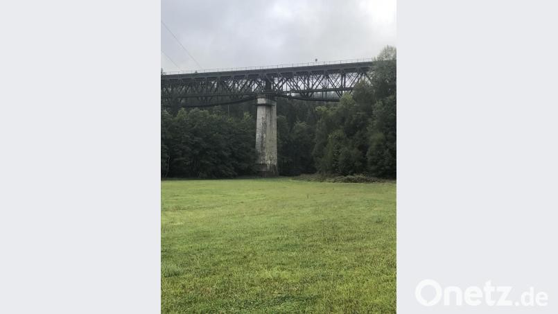 Was mit der Eisenbahnbrücke bei Neusorg bei einem Ausbau der Bahnstrecke Nürnberg-Marktredwitz passiert, damit beschäftigten sich die Mitglieder des Gemeinderats. Bild: obe