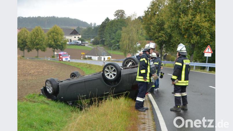 Riesenglück hatte ein 34-Jähriger bei seinem Unfall am Freitag. Nach dem Überschlag war sein Wagen total demoliert, er blieb unverletzt. Bild: dob