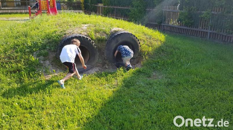 Der "Fuchsbau" auf dem Spielplatz in Oberlind gehört bald der Vergangenheit an. Bild: dob