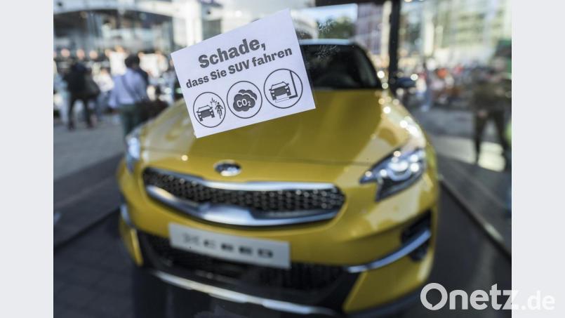 Aktion bei der Internationalen Automobil-Ausstellung Mitte September in Frankfurt: Der SUV boomt, der Protest dagegen auch. Bild: agentur_dpa