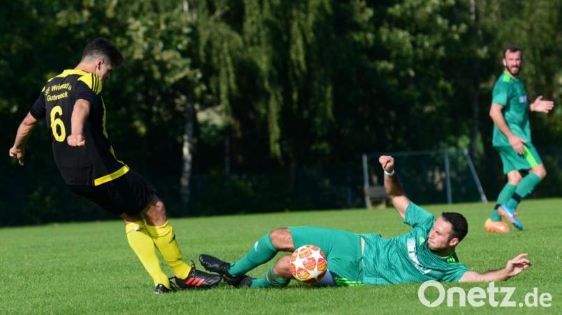 Josef Holler (am Boden), Spielertrainer des FC OVI-Teunz wird sich am Sonntag beim TV Nabburg ähnlich in die Zweikämpfe schmeißen müssen, wie in der Partie gegen Oliver Eckls Weidenthaler. Damals allerdings zog der Spitzenreiter in der Nachspielzeit mit 3:4 den Kürzeren. Bild: ham