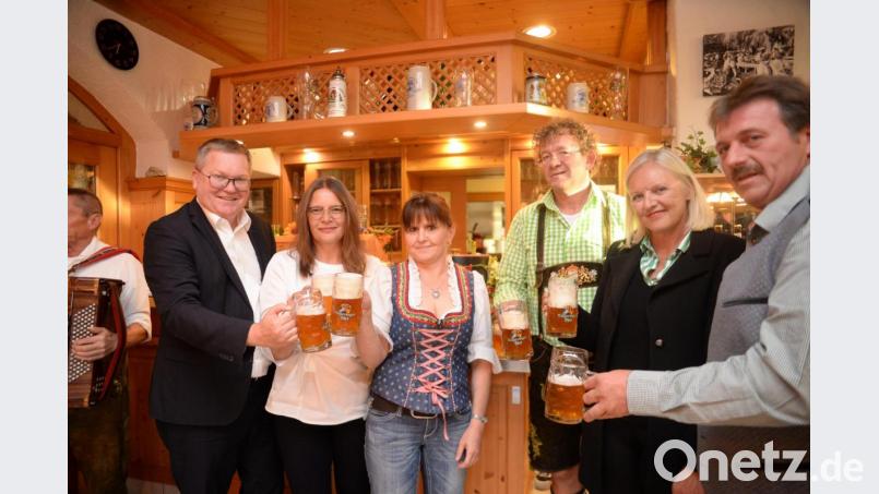 Ein Prost auf die Amberger Dult – mit dem Dultbier von Martin Sterk (Dritter von rechts) Bild: Andreas Brückmann