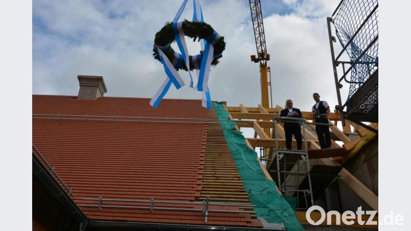 Zimmerermeister Hans Hecht (links) beim Richtspruch des 3,7 Millionen teuren Neubauprojekts in der Innenstadt von Tirschenreuth. Jetzt wurde Halbzeit des Bauwerks gefeiert Bild: jr