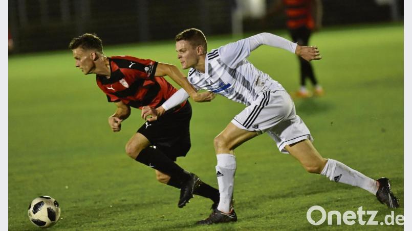 Der Weidener Niklas Lang (rechts) verfolgt seinen Gegenspieler: Die SpVgg SV Weiden gab am Freitagabend eine 2:0-Führung aus der Hand und musste sich gegen den VfB Straubing mit einem Unentschieden zufriedengeben. Bild: Alfred Schwarzmeier