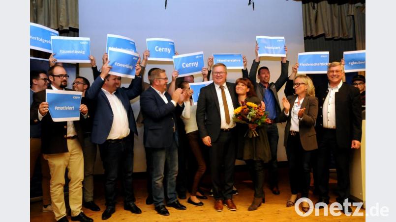 Die JU ließ Michael Cerny (Mitte) nach der Nominierung hochleben. Für Ehefrau Christiane gab es Blumen. Bild: Stephan Huber