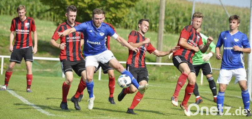 Der Kapitän ist wieder an Bord: Bastian Windisch (am Ball) steht dem Ensdorfer Trainer Christof Schwendner im Spiel gegen den TuS Kastl wieder zur Verfügung. Bild: Hubert Ziegler