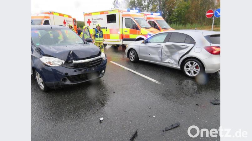 Schwer demoliert blieben die beiden Fahrzeug liegen, die in den Unfall beim Pendlerparkplatz verwickelt waren. Vier der insgesamt sechs Insassen wurden ins Weidener Klinikum transportiert. Bild: adj