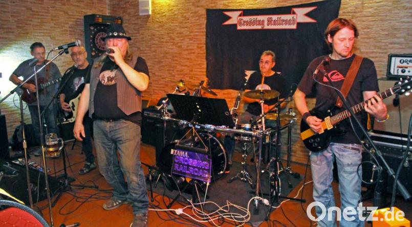 "Crossing Railroad" entführt die Zuhörer in vergangene Musikepochen. Am kommenden Mittwoch ist es soweit. Die fünf Künstler treten in „Murphys Pilsstube“ auf. Bild: nm