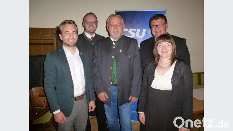 „Wir wissen, was wir an dir haben. Du hast eine Vertragsverlängerung verdient“, betont CSU-Chef Severin Hirmer (links). Zur Nominierung gratulieren die Vorsitzenden Nicole Presche und Thomas Schönberger (von rechts) Ludwig Biller und sagen die volle Unterstützung der Frauen-Union und des CSU-Ortsverbands Kaltenbrunn-Dürnast zu. Bild: bk