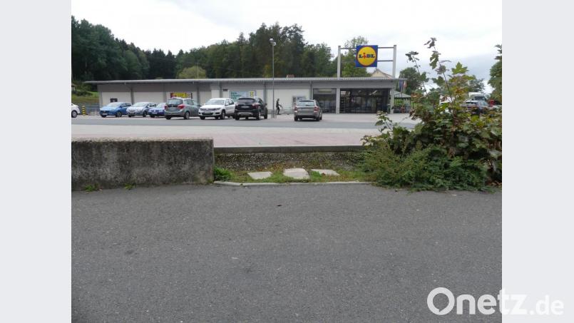 Mit Interesse vernehmen Stadträte und Zuhörer die Ankündigung: Zwischen Lidl und Edeka entsteht eine Verbindungsüberfahrt. Der bisherige "Mauersprung" gehört dann der Vergangenheit an. Bild: rn