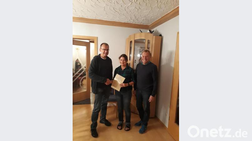 Vorsitzender Gottfried Haas (links) und Herbert Schertler konnten mit Tanja Lindner das 1100. Mitglied in der Sektion Karlsbad willkommen heißen. Bild: exb