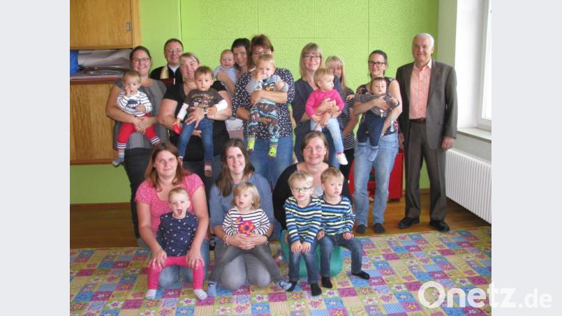 Sandra Schraml (stehend links), Daniela Wörl und Karin Wolf (vorne, links und rechts) haben die offene Krabbelgruppe organisiert. Zur Segnung der Räume war neben Pfarrer Markus Bruckner (hinten links) auch Bürgermeister Günter Kopp (rechts) gekommen. Bild: exb/Gemeinde Kulmain