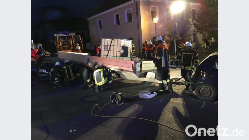Eine heftige Kollision mit Traktoren und Autos bildete das Szenario für die übung der Winklarner Feuerwehren in der Aktionswoche. Bild: amö