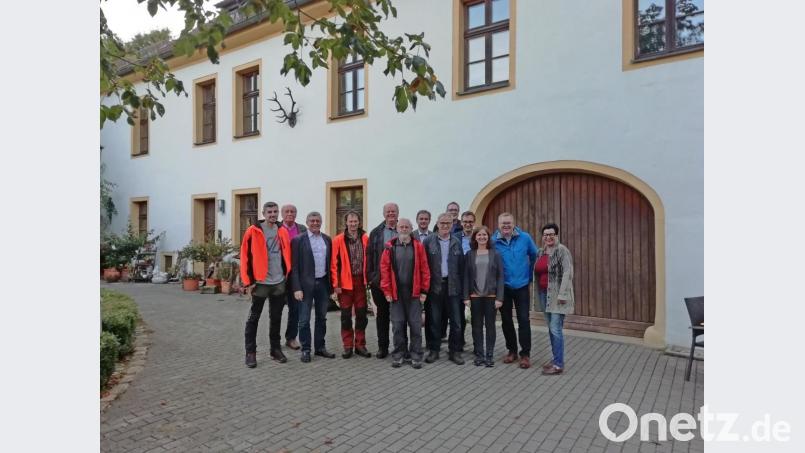 Über die Bedeutung des Amberger Stadtwaldes informierten sich Stadträte aller Parteien bei einer Infotour zum Forsthaus. Bild: Stadt Amberg, Reiner Busch