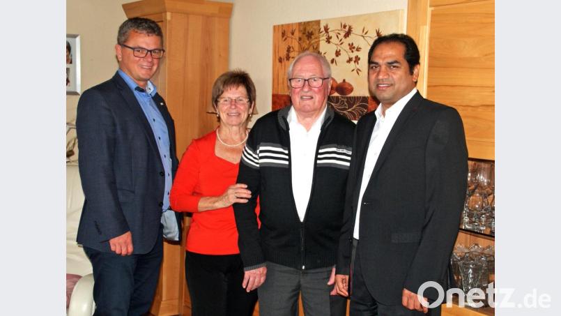 Bürgermeister Martin Birner und Pfarrvikar Benny Joseph Kochumundammalayil (rechts) gratulierten den Eheleuten Süß. Bild: agr