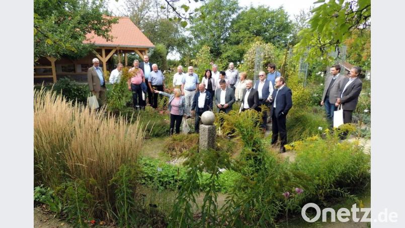 Kreisrätin Rita Rosner (vorne links) und Marktrat Armin Betz (vorne, Vierter von links) empfingen die CSU-Kreistagsfraktion mit Landrat Andreas Meier im Kreislehrgarten. Im Hintergrund die neue Info-Hütte des Naturparks. Bild: exb