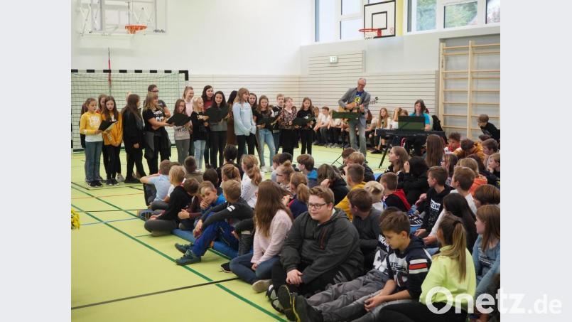 Auch der Schulchor singt zur Einweihung. Bild: krb
