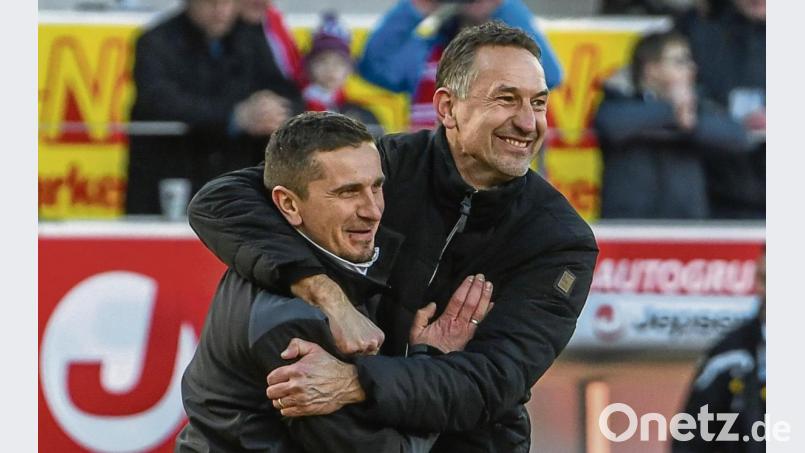 In Hamburg siegte der SSV Jahn vergangene Saison mit 5:0, zu Hause gab es Ende Februar 2019 einen ebenso überraschenden 2:1-Erfolg. Den feierten der damalige Trainer Achim Beierlorzer (rechts) und der jetzige Coach Mersad Selimbegovic augelassen. Bild: Armin Weigel/dpa