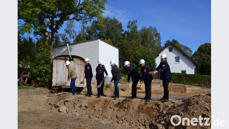 Ein besonderes Ereignis war für die Ortschaft Burgtreswitz der Spatenstich für das neue Feuerwehr-Gerätehaus mit Hans Schnupfhagn, 2. Kommandanten Wolfgang Mayer, Kreisbrandrat Marco Saller, Bürgermeister Hermann Ach, Vorsitzender Kilian Völkl, 2. Vorsitzender Matthias Zeitler und Kommandant Peter Hartinger (von links). Mit großem Beifall nahmen die Dorfbewohner die Aktion auf. Bild: gi