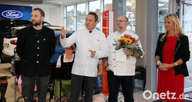 Stefan Bergmann, Stefan Sauerer und Jörg Podlesny (von links) freuten sich über die zahlreichen Gäste. Ein Kompliment gab es von Dritter Bürgermeisterin Heidi Eckl für die Aktion der Nabburger Wirte an einer ungewöhnlichen Location: In der Ausstellungshalle des Autohauses Bähnk. Bild: Götz