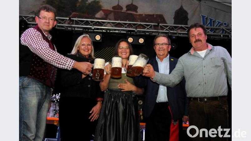 Die Amberger Herbstdult ist eröffnet (von links): Braumeister Martin Sterk, Petra Strobl und Maria Frank von der Amberger Congress Marketing sowie Bürgermeister Martin Preuß und Festwirt Reinhard Gschrey. Bild: Stephan Huber
