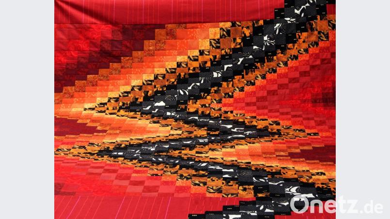 Akribie ist oberstes Gebot, will man beim Quilten und Patchworken erfolgreich sein. Der Ausdruck Quilt kommt aus dem Englischen und bedeutet soviel wie Steppdecke. So eine Zierdecke ist vielseitig verwendbar, zum Beispiel als Tagesdecke oder Wandteppich. Bild: tr