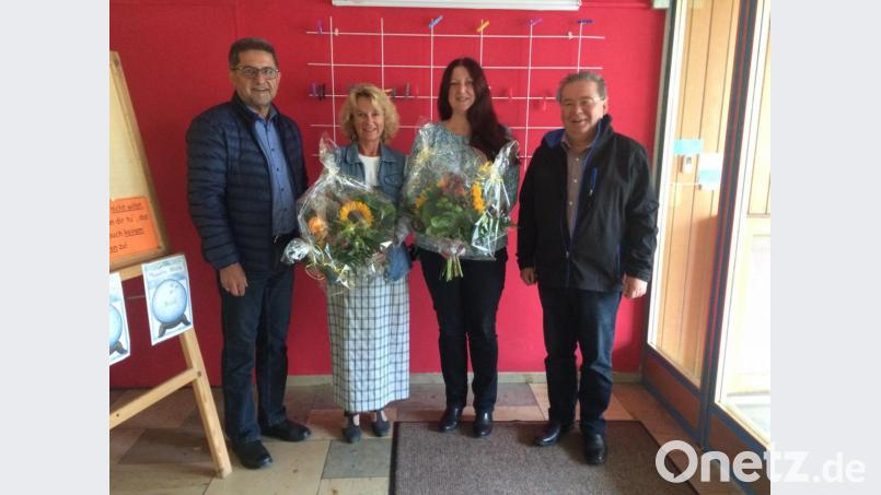 Silvia Glaser (Zweite von links) und Monika Lichtenauer (Zweite von rechts) sind die neuen Lehrerinnen an der Grundschule Fichtelberg/Mehlmeisel. Bürgermeister Franz Tauber (links) und Verwaltungsleiter Lothar Huber (rechts) hießen sie willkommen. Bild: gis