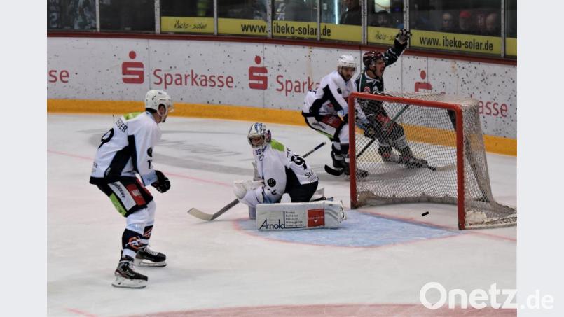 Der Anfang vom Ende für die Blue Devils bei der 0:5-Niederlage in Rosenheim: Michael Kirchberger, Goalie Daniel Filimonow und Mirko Schreyer (von links) können den Treffer von Daniel Bucheli in der vierten Minute nicht verhindern. Bild: Hans-Jürgen Ziegler