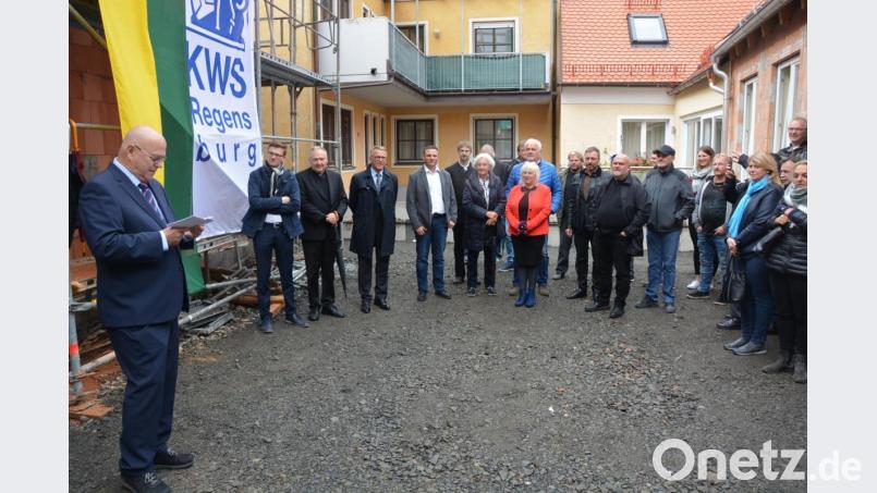 Generalbevollmächtigter Ludwig Gareis (links), vom Katholischen Wohnungsbau- und Siedlungswerk (KWS) der Diözese Regensburg, bei seiner Rede zum Richtfest. Rechts neben ihm KSW-Geschäftsführer Maximilian Meiler, Stadtpfarrer Georg Flierl und Bürgermeister Franz Stahl. Bild: jr