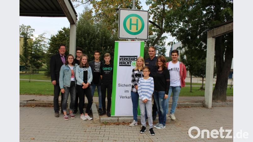 Konrektor Bernd Bischoff (links), Betreuungslehrerin Daniela Fischer (Zweite von rechts) und Kommissar Markus Schlegel übernahmen die Einführung der neuen Buslotsen. Bild: exb