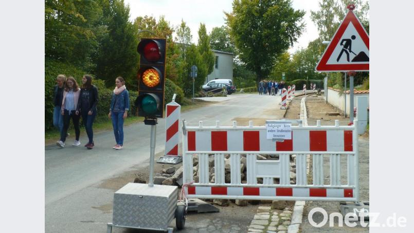 In der Jahnstraße wird der Gehweg saniert. Die Schüler dürfen die andere Straßenseite benützen, für Pkws ist die Durchfahrt gesperrt. Bild: Portner