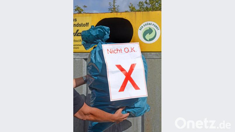 Blaue Müllsäcke sind für die Entsorgung von Leichtverpackungen nicht erlaubt. Sie sind zu dick, zu schwer und nicht durchsichtig wie die Gelben Säcke. Bild: Gabi Schönberger