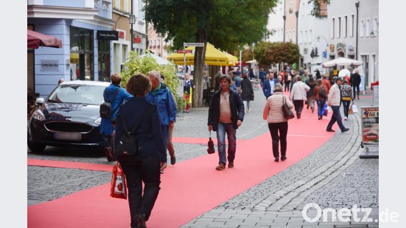 Noch bis zum Geschäftsschluss am Samstag bleibt der rote Teppich in der Innenstadt liegen. Die Aktion, die das Bündnis von &quot;Wir sind Weiden&quot; initiiert hat, kommt gut an. Bild: Gabi Schönberger