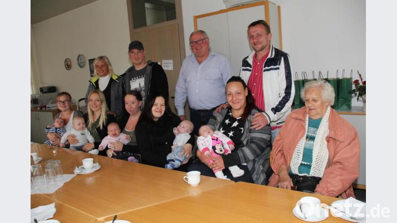 Fünf Neubürger stellten sie mit ihren Eltern und Geschwistern und einer Uroma dem Bürgermeister vor. Dieser will zusammen mit dem Stadtrat dafür sorgen wird, dass sie sich in Oberviechtach wohlfühlen. Bild: frd