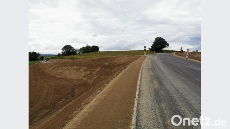 Aufgrund der Erhöhung der Staatsstraße wuchs die Böschung an der Abzweigung nach Thomasgschieß auf rund zehn Meter an. Bild: gz