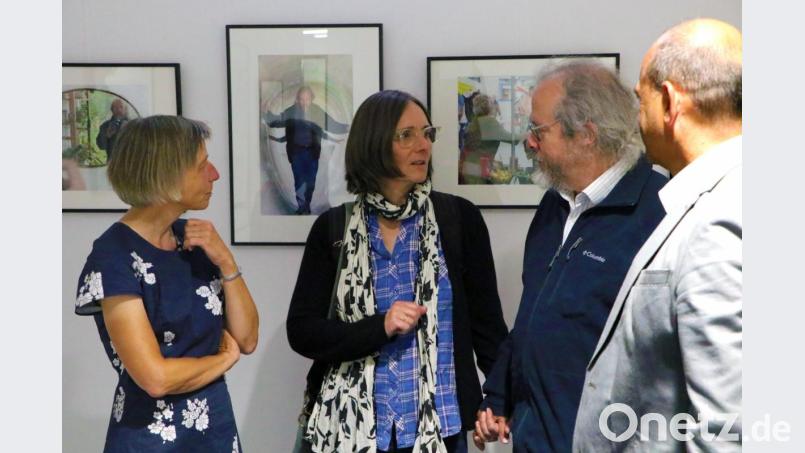 Ruth Nowak (links), Amtschefin im Staatsministerium für Gesundheit und Pflege, ist wie Markus Schick (rechts), Präsident des Landesamts für Pflege, aufmerksamer Zuhörer. Lisa von Reusner und Wolfgang Zimmerer, der an Demenz leidet, erzählen, wie sie mit der Krankheit umgehen und wie die Bilder entstanden sind. Bild:  Gräß/LfP/exb