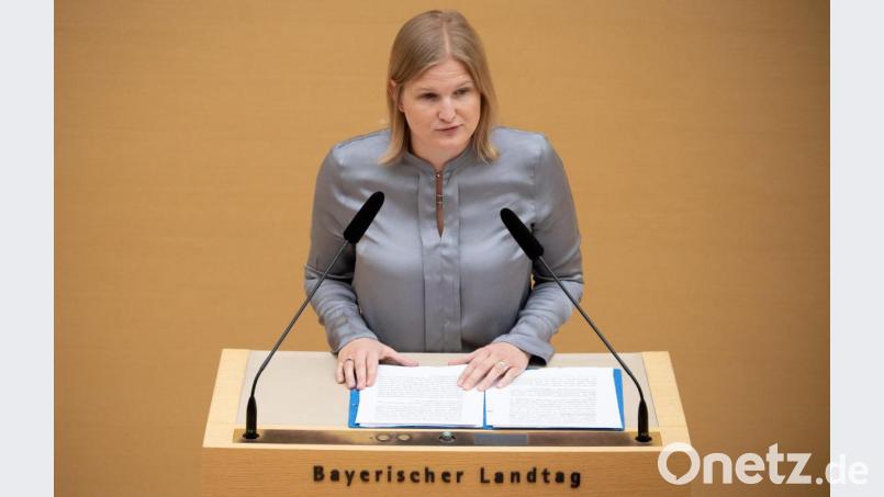 Katrin Ebner-Steiner spricht im bayerischen Landtag während einer Plenarsitzung. Bild: Sven Hoppe/dpa
