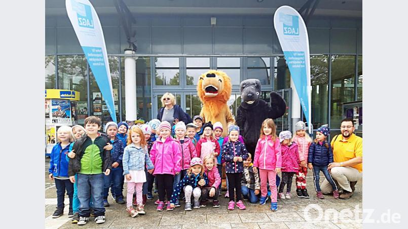 Viel Spaß mit mit den Maskottchen &quot;Gold&quot; und &quot;Dentulus&quot; haben die Vorschulkinder des Kinderhauses St. Elisabeth. Außerdem nehmen sie von der &quot;Zahnparty&quot; zum &quot;Tag der Zahngesundheit&quot; viel Wissenswertes mit. Bild: ü