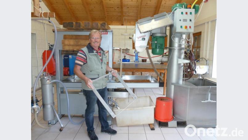 Vorsitzender Reinhold Kumeth betreut die Mosterei im Vereinsheim. Die Anlage wartet auf den nächsten Einsatz am 28. September. Es ist erst der dritte Termin in dieser Saison. Bild: Portner