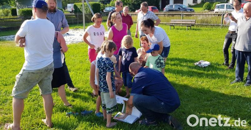 Außendienstleiter Karl Frey (vorne) legte den Kindern in Ober- und Unterlind Kataloge zur Geräteauswahl für die Neugestaltung des Spielplatzes vor. Noch in diesem Jahr sollen die ersten Anschaffungen aufgestellt werden. Bild: dob